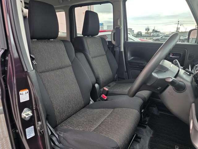 ���������Ղ�Ɗm�ۂ����t�����g�V�[�g�ɁA�傫�Ȕw������ł������ł��郊�A�V�[�g�B�܂�ō���S�n�̂悢�\�t�@������悤�Ȏԓ���ԁB���������������ɂ��났�̎��Ԃ����܂�܂��B