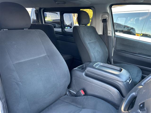 ハイエースバン ロングスーパーＧＬ　５ドア　ディーゼルターボ　フルタイム４ＷＤ　低床　５人乗　トヨタセーフティーセンス　メモリーナビ　Ｂｌｕｅｔｏｏｔｈ接続　バックカメラ　ＥＴＣ　フロアマット　オートライト　２列目小窓　スペアキー有（8枚目）