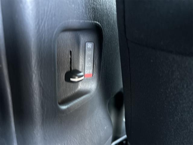 ハイエースバン ロングスーパーＧＬ　５ドア　ディーゼルターボ　フルタイム４ＷＤ　低床　５人乗　トヨタセーフティーセンス　メモリーナビ　Ｂｌｕｅｔｏｏｔｈ接続　バックカメラ　ＥＴＣ　フロアマット　オートライト　２列目小窓　スペアキー有（11枚目）