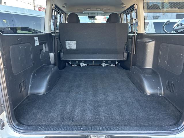 ハイエースバン ロングスーパーＧＬ　５ドア　ディーゼルターボ　フルタイム４ＷＤ　低床　５人乗　トヨタセーフティーセンス　メモリーナビ　Ｂｌｕｅｔｏｏｔｈ接続　バックカメラ　ＥＴＣ　フロアマット　オートライト　２列目小窓　スペアキー有（12枚目）