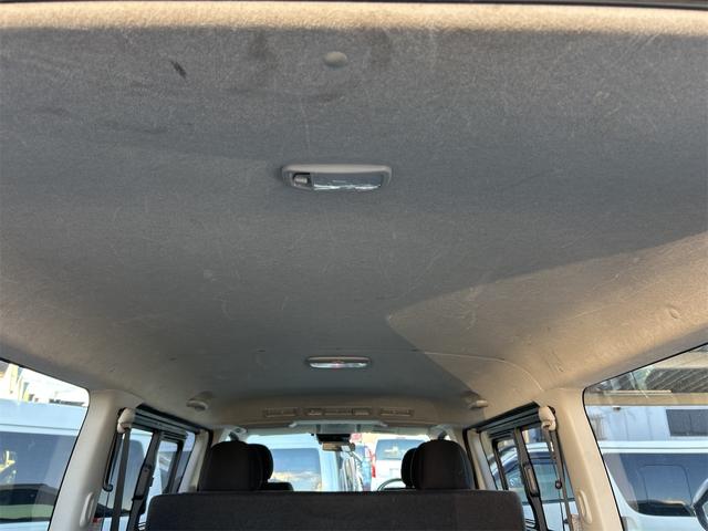 ハイエースバン ロングスーパーＧＬ　５ドア　ディーゼルターボ　フルタイム４ＷＤ　低床　５人乗　トヨタセーフティーセンス　メモリーナビ　Ｂｌｕｅｔｏｏｔｈ接続　バックカメラ　ＥＴＣ　フロアマット　オートライト　２列目小窓　スペアキー有（13枚目）