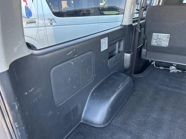 ハイエースバン ロングスーパーＧＬ　５ドア　ディーゼルターボ　フルタイム４ＷＤ　低床　５人乗　トヨタセーフティーセンス　メモリーナビ　Ｂｌｕｅｔｏｏｔｈ接続　バックカメラ　ＥＴＣ　フロアマット　オートライト　２列目小窓　スペアキー有（14枚目）