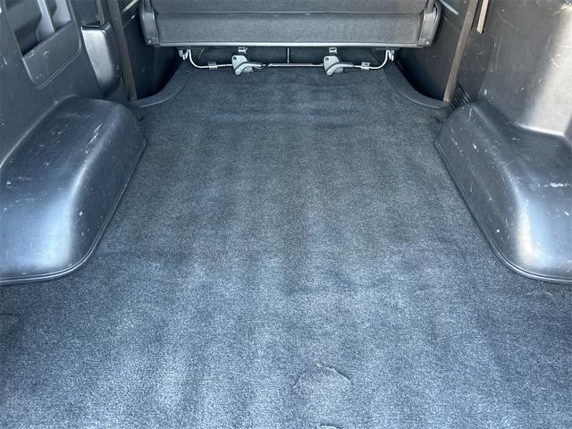 ハイエースバン ロングスーパーＧＬ　５ドア　ディーゼルターボ　フルタイム４ＷＤ　低床　５人乗　トヨタセーフティーセンス　メモリーナビ　Ｂｌｕｅｔｏｏｔｈ接続　バックカメラ　ＥＴＣ　フロアマット　オートライト　２列目小窓　スペアキー有（16枚目）