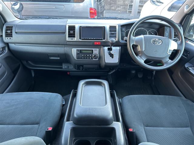 ハイエースバン ロングスーパーＧＬ　５ドア　ディーゼルターボ　フルタイム４ＷＤ　低床　５人乗　トヨタセーフティーセンス　メモリーナビ　Ｂｌｕｅｔｏｏｔｈ接続　バックカメラ　ＥＴＣ　フロアマット　オートライト　２列目小窓　スペアキー有（17枚目）