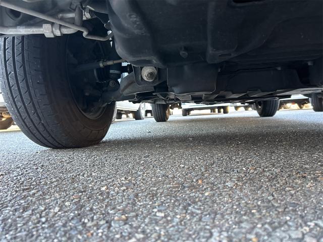 ハイエースバン ロングスーパーＧＬ　５ドア　ディーゼルターボ　フルタイム４ＷＤ　低床　５人乗　トヨタセーフティーセンス　メモリーナビ　Ｂｌｕｅｔｏｏｔｈ接続　バックカメラ　ＥＴＣ　フロアマット　オートライト　２列目小窓　スペアキー有（26枚目）