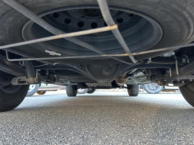 ハイエースバン ロングスーパーＧＬ　５ドア　ディーゼルターボ　フルタイム４ＷＤ　低床　５人乗　トヨタセーフティーセンス　メモリーナビ　Ｂｌｕｅｔｏｏｔｈ接続　バックカメラ　ＥＴＣ　フロアマット　オートライト　２列目小窓　スペアキー有（28枚目）