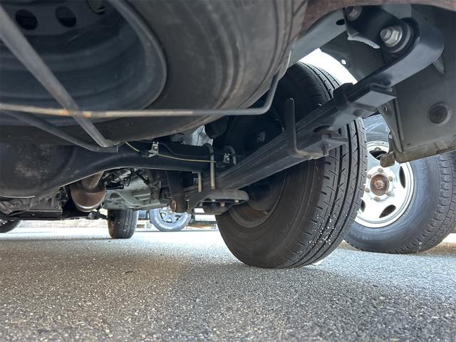 ハイエースバン ロングスーパーＧＬ　５ドア　ディーゼルターボ　フルタイム４ＷＤ　低床　５人乗　トヨタセーフティーセンス　メモリーナビ　Ｂｌｕｅｔｏｏｔｈ接続　バックカメラ　ＥＴＣ　フロアマット　オートライト　２列目小窓　スペアキー有（30枚目）