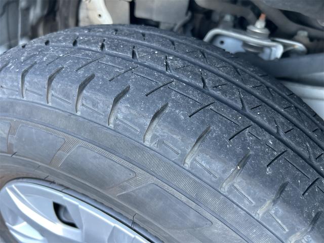 ハイエースバン ロングスーパーＧＬ　５ドア　ディーゼルターボ　フルタイム４ＷＤ　低床　５人乗　トヨタセーフティーセンス　メモリーナビ　Ｂｌｕｅｔｏｏｔｈ接続　バックカメラ　ＥＴＣ　フロアマット　オートライト　２列目小窓　スペアキー有（33枚目）