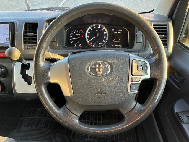 ハイエースバン ロングジャストローＤＸ　５ドア　平床　３人乗　メモリーナビ　Ｂｌｕｅｔｏｏｔｈ接続　地デジ　バックカメラ　純正ＥＴＣ　前後ドライブレコーダー　トヨタセーフティセンス　仕切カーテン　ウインドゥガード　２列目小窓　ワンオーナー（5枚目）