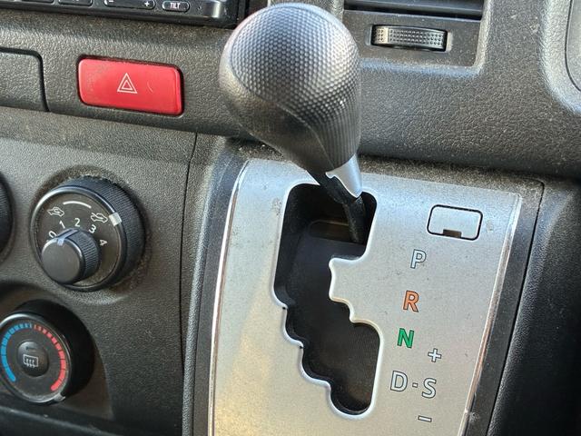 ハイエースバン ロングジャストローＤＸ　５ドア　平床　３人乗　メモリーナビ　Ｂｌｕｅｔｏｏｔｈ接続　地デジ　バックカメラ　純正ＥＴＣ　前後ドライブレコーダー　トヨタセーフティセンス　仕切カーテン　ウインドゥガード　２列目小窓　ワンオーナー（9枚目）