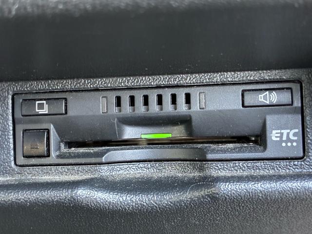 ハイエースバン ロングジャストローＤＸ　５ドア　平床　３人乗　メモリーナビ　Ｂｌｕｅｔｏｏｔｈ接続　地デジ　バックカメラ　純正ＥＴＣ　前後ドライブレコーダー　トヨタセーフティセンス　仕切カーテン　ウインドゥガード　２列目小窓　ワンオーナー（14枚目）