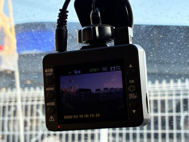 ハイエースバン ロングジャストローＤＸ　５ドア　平床　３人乗　メモリーナビ　Ｂｌｕｅｔｏｏｔｈ接続　地デジ　バックカメラ　純正ＥＴＣ　前後ドライブレコーダー　トヨタセーフティセンス　仕切カーテン　ウインドゥガード　２列目小窓　ワンオーナー（16枚目）