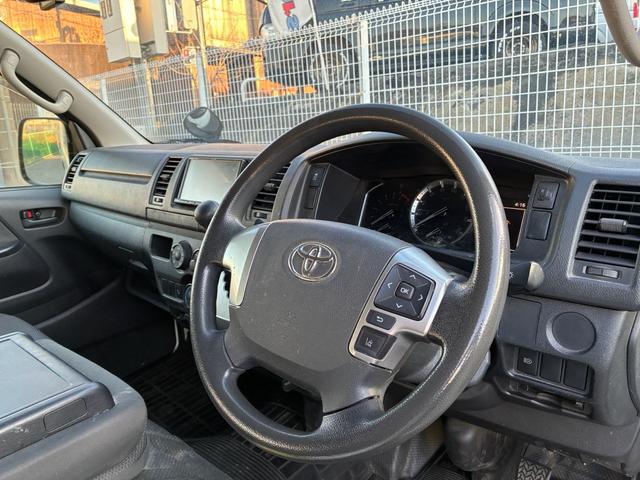 ハイエースバン ロングジャストローＤＸ　５ドア　平床　３人乗　メモリーナビ　Ｂｌｕｅｔｏｏｔｈ接続　地デジ　バックカメラ　純正ＥＴＣ　前後ドライブレコーダー　トヨタセーフティセンス　仕切カーテン　ウインドゥガード　２列目小窓　ワンオーナー（19枚目）