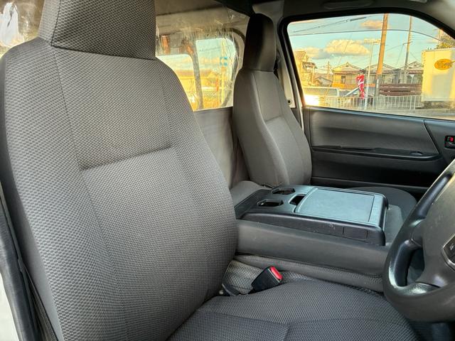 ハイエースバン ロングジャストローＤＸ　５ドア　平床　３人乗　メモリーナビ　Ｂｌｕｅｔｏｏｔｈ接続　地デジ　バックカメラ　純正ＥＴＣ　前後ドライブレコーダー　トヨタセーフティセンス　仕切カーテン　ウインドゥガード　２列目小窓　ワンオーナー（20枚目）