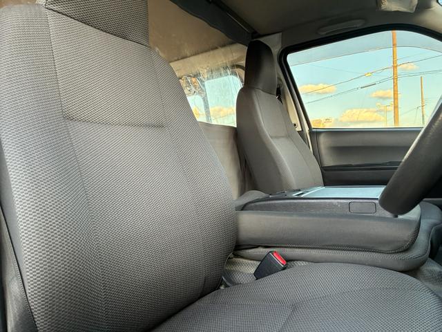 ハイエースバン ロングジャストローＤＸ　５ドア　平床　３人乗　メモリーナビ　Ｂｌｕｅｔｏｏｔｈ接続　地デジ　バックカメラ　純正ＥＴＣ　前後ドライブレコーダー　トヨタセーフティセンス　仕切カーテン　ウインドゥガード　２列目小窓　ワンオーナー（21枚目）