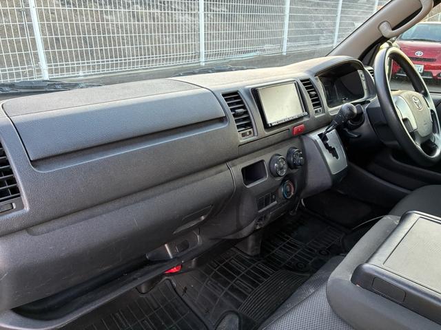 ハイエースバン ロングジャストローＤＸ　５ドア　平床　３人乗　メモリーナビ　Ｂｌｕｅｔｏｏｔｈ接続　地デジ　バックカメラ　純正ＥＴＣ　前後ドライブレコーダー　トヨタセーフティセンス　仕切カーテン　ウインドゥガード　２列目小窓　ワンオーナー（22枚目）