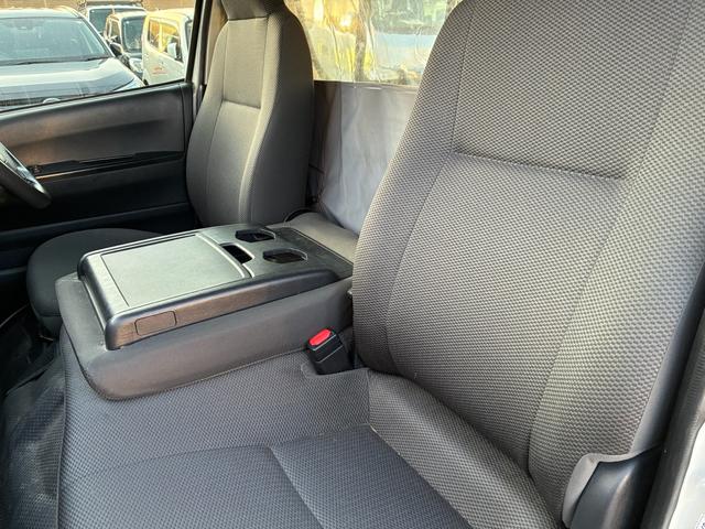 ハイエースバン ロングジャストローＤＸ　５ドア　平床　３人乗　メモリーナビ　Ｂｌｕｅｔｏｏｔｈ接続　地デジ　バックカメラ　純正ＥＴＣ　前後ドライブレコーダー　トヨタセーフティセンス　仕切カーテン　ウインドゥガード　２列目小窓　ワンオーナー（23枚目）