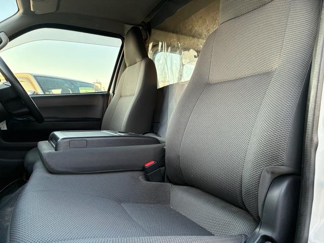 ハイエースバン ロングジャストローＤＸ　５ドア　平床　３人乗　メモリーナビ　Ｂｌｕｅｔｏｏｔｈ接続　地デジ　バックカメラ　純正ＥＴＣ　前後ドライブレコーダー　トヨタセーフティセンス　仕切カーテン　ウインドゥガード　２列目小窓　ワンオーナー（24枚目）