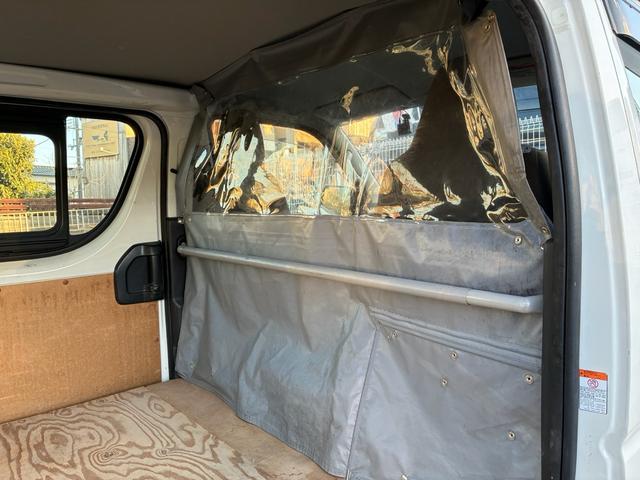 ハイエースバン ロングジャストローＤＸ　５ドア　平床　３人乗　メモリーナビ　Ｂｌｕｅｔｏｏｔｈ接続　地デジ　バックカメラ　純正ＥＴＣ　前後ドライブレコーダー　トヨタセーフティセンス　仕切カーテン　ウインドゥガード　２列目小窓　ワンオーナー（25枚目）