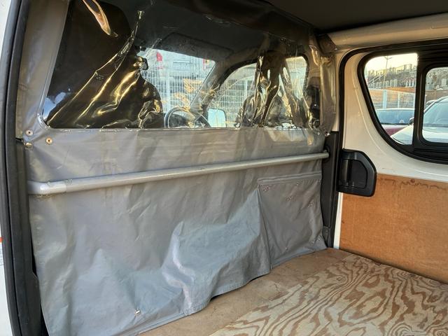 ハイエースバン ロングジャストローＤＸ　５ドア　平床　３人乗　メモリーナビ　Ｂｌｕｅｔｏｏｔｈ接続　地デジ　バックカメラ　純正ＥＴＣ　前後ドライブレコーダー　トヨタセーフティセンス　仕切カーテン　ウインドゥガード　２列目小窓　ワンオーナー（26枚目）
