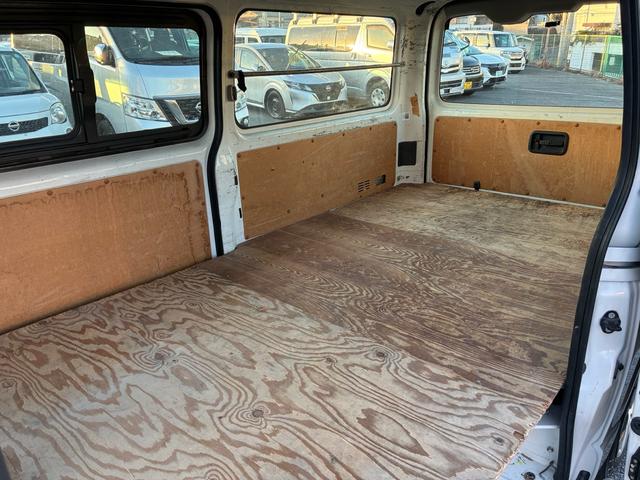 ハイエースバン ロングジャストローＤＸ　５ドア　平床　３人乗　メモリーナビ　Ｂｌｕｅｔｏｏｔｈ接続　地デジ　バックカメラ　純正ＥＴＣ　前後ドライブレコーダー　トヨタセーフティセンス　仕切カーテン　ウインドゥガード　２列目小窓　ワンオーナー（28枚目）