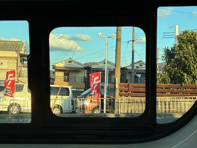 ハイエースバン ロングジャストローＤＸ　５ドア　平床　３人乗　メモリーナビ　Ｂｌｕｅｔｏｏｔｈ接続　地デジ　バックカメラ　純正ＥＴＣ　前後ドライブレコーダー　トヨタセーフティセンス　仕切カーテン　ウインドゥガード　２列目小窓　ワンオーナー（29枚目）