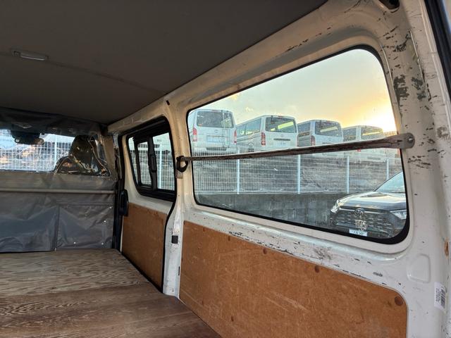 ハイエースバン ロングジャストローＤＸ　５ドア　平床　３人乗　メモリーナビ　Ｂｌｕｅｔｏｏｔｈ接続　地デジ　バックカメラ　純正ＥＴＣ　前後ドライブレコーダー　トヨタセーフティセンス　仕切カーテン　ウインドゥガード　２列目小窓　ワンオーナー（31枚目）