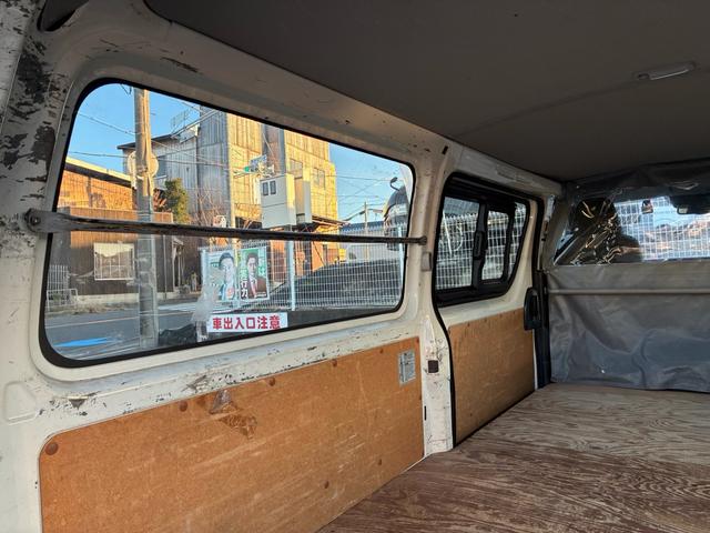 ハイエースバン ロングジャストローＤＸ　５ドア　平床　３人乗　メモリーナビ　Ｂｌｕｅｔｏｏｔｈ接続　地デジ　バックカメラ　純正ＥＴＣ　前後ドライブレコーダー　トヨタセーフティセンス　仕切カーテン　ウインドゥガード　２列目小窓　ワンオーナー（32枚目）