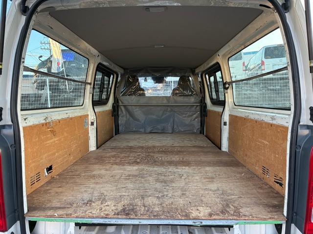 ハイエースバン ロングジャストローＤＸ　５ドア　平床　３人乗　メモリーナビ　Ｂｌｕｅｔｏｏｔｈ接続　地デジ　バックカメラ　純正ＥＴＣ　前後ドライブレコーダー　トヨタセーフティセンス　仕切カーテン　ウインドゥガード　２列目小窓　ワンオーナー（33枚目）