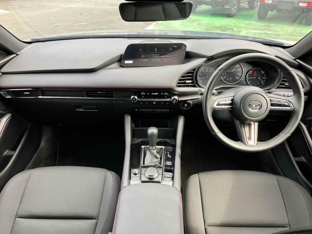 ＭＡＺＤＡ３ファストバック ２０Ｓ　ブラックトーンエディション　全周囲カメラ　クリアランスソナー　アダプティブクルーズコントロール　レーンアシスト　衝突被害軽減システム　アルミホイール　オートマチックハイビーム　オートライト　ＬＥＤヘッドランプ　パワーシート（2枚目）