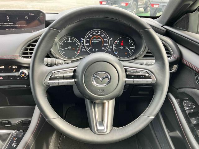 ＭＡＺＤＡ３ファストバック ２０Ｓ　ブラックトーンエディション　全周囲カメラ　クリアランスソナー　アダプティブクルーズコントロール　レーンアシスト　衝突被害軽減システム　アルミホイール　オートマチックハイビーム　オートライト　ＬＥＤヘッドランプ　パワーシート（39枚目）