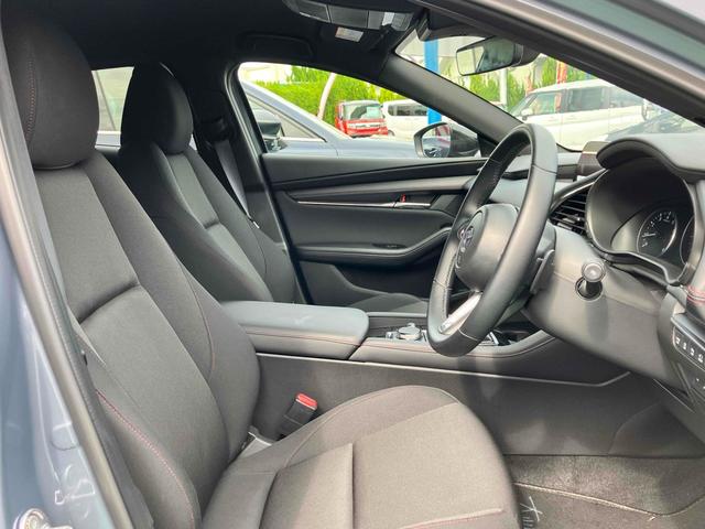 ＭＡＺＤＡ３ファストバック ２０Ｓ　ブラックトーンエディション　全周囲カメラ　クリアランスソナー　アダプティブクルーズコントロール　レーンアシスト　衝突被害軽減システム　アルミホイール　オートマチックハイビーム　オートライト　ＬＥＤヘッドランプ　パワーシート（43枚目）