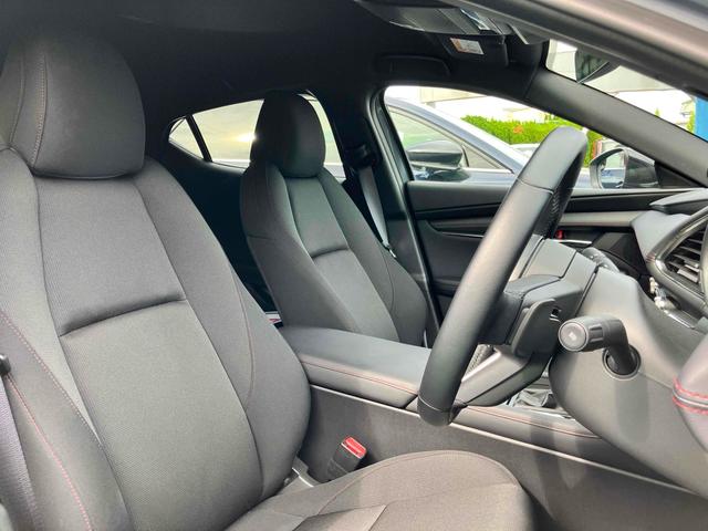 ＭＡＺＤＡ３ファストバック ２０Ｓ　ブラックトーンエディション　全周囲カメラ　クリアランスソナー　アダプティブクルーズコントロール　レーンアシスト　衝突被害軽減システム　アルミホイール　オートマチックハイビーム　オートライト　ＬＥＤヘッドランプ　パワーシート（44枚目）