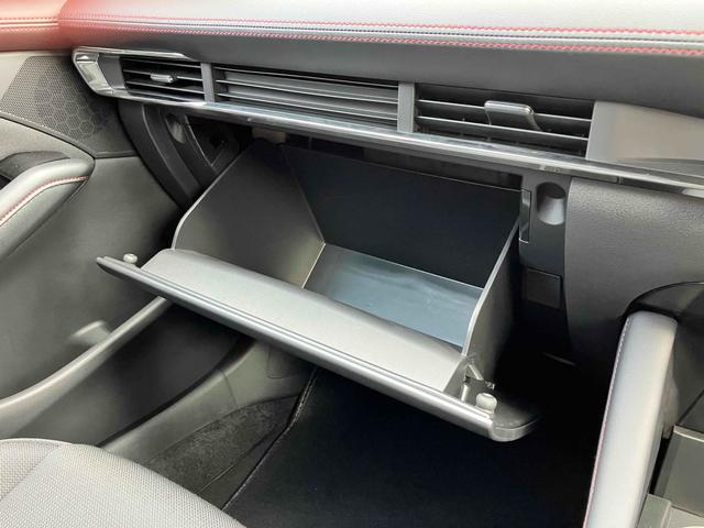 ＭＡＺＤＡ３ファストバック ２０Ｓ　ブラックトーンエディション　全周囲カメラ　クリアランスソナー　アダプティブクルーズコントロール　レーンアシスト　衝突被害軽減システム　アルミホイール　オートマチックハイビーム　オートライト　ＬＥＤヘッドランプ　パワーシート（52枚目）