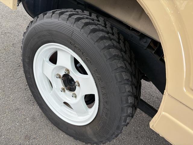 ジムニー ワイルドウインド　４ＷＤ　オールペイント　ウッドハンドル　シートカバー　スペアタイヤカバー　前後ステンレスパンパー　ホワイトホイール　ＭＴタイヤ　ＥＴＣ　ＣＤデッキ（17枚目）