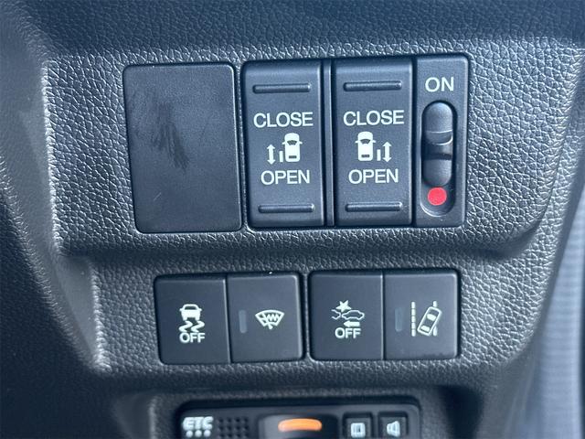 フリード クロスター・ホンダセンシング 4WD 8インチナビTV Bluetooth バックカメラ 両側パワースライドドア 3列シート 6人乗 ドライブレコーダー シートヒーター ETC LEDヘッドライト(31枚目)