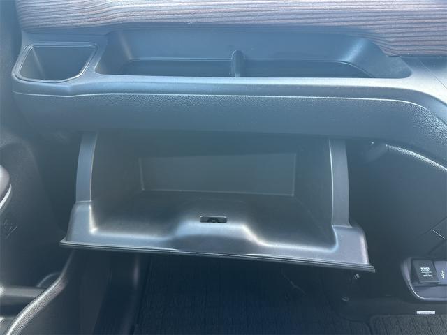 フリード クロスター・ホンダセンシング 4WD 8インチナビTV Bluetooth バックカメラ 両側パワースライドドア 3列シート 6人乗 ドライブレコーダー シートヒーター ETC LEDヘッドライト(33枚目)