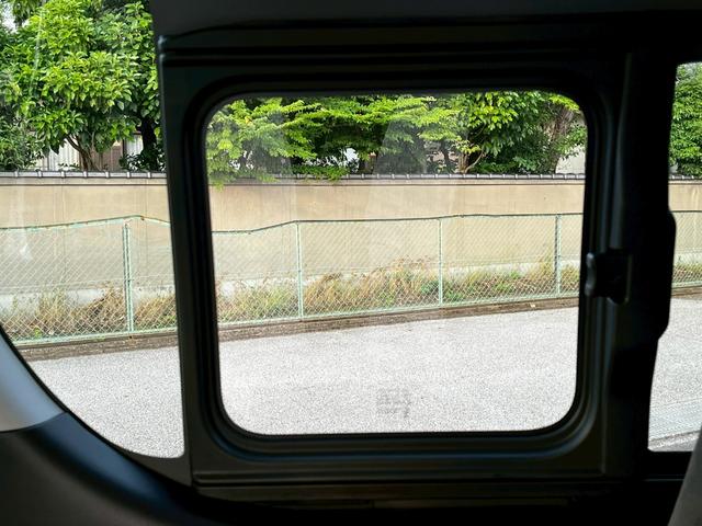 ハイエースワゴン ＧＬ　４ＷＤ　２．４％　パワースライドドア　ＬＥＤヘッド　デジタルインナーミラー　パノラミックビューモニター　スマートキー　１０人乗り　ＡＣ１００Ｖ（18枚目）