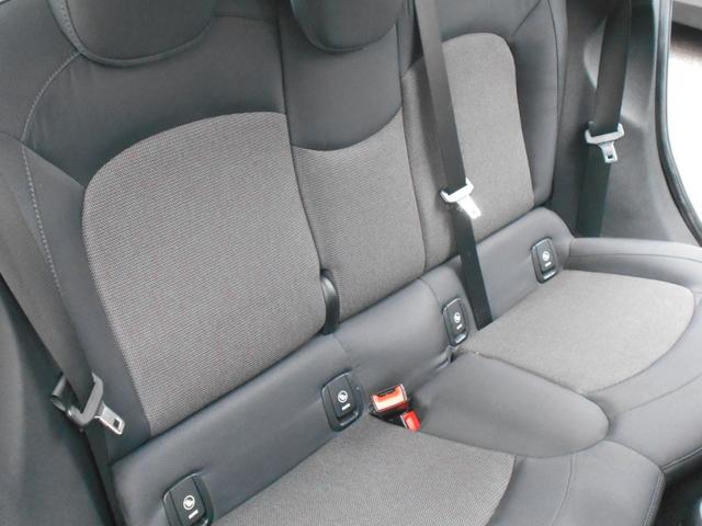 ＭＩＮＩ クーパー　５ドア　純正ナビ　ミントパッケージ　ＬＥＤヘッドライト　ＬＥＤフォグランプ　禁煙車　プッシュスタート　スマートキー　Ｂｌｕｅｔｏｏｔｈ　ミッションモード付６速オートマチック　アイドリングストップ（12枚目）