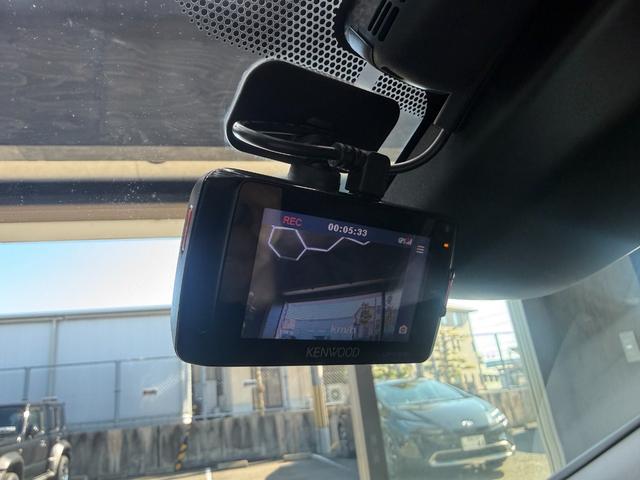 プリウス Ｓセーフティプラス　ツートーン　ツートンカラー・トヨタ純正９インチナビ・１７インチツーリングホイール・トヨタセーフティセンス・ドライブレコーダー・ＥＴＣ・テレビ・Ｂｌｕｅｔｏｏｔｈ・クルーズコントロール・バックカメラ・ＬＥＤヘッド（3枚目）