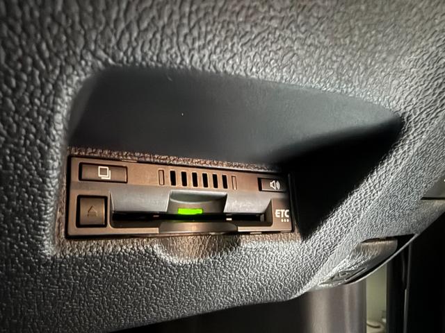 プリウス Ｓセーフティプラス　ツートーン　ツートンカラー・トヨタ純正９インチナビ・１７インチツーリングホイール・トヨタセーフティセンス・ドライブレコーダー・ＥＴＣ・テレビ・Ｂｌｕｅｔｏｏｔｈ・クルーズコントロール・バックカメラ・ＬＥＤヘッド（4枚目）