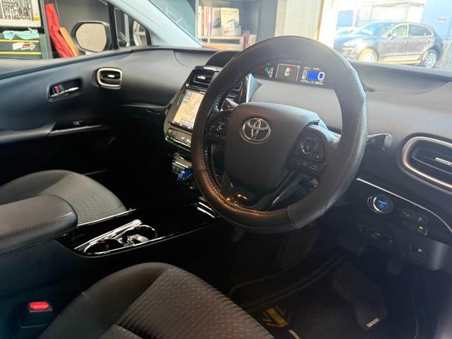 プリウス Ｓセーフティプラス　ツートーン　ツートンカラー・トヨタ純正９インチナビ・１７インチツーリングホイール・トヨタセーフティセンス・ドライブレコーダー・ＥＴＣ・テレビ・Ｂｌｕｅｔｏｏｔｈ・クルーズコントロール・バックカメラ・ＬＥＤヘッド（12枚目）