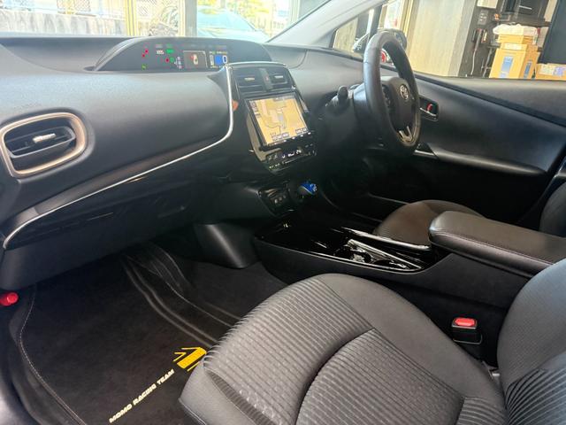 プリウス Ｓセーフティプラス　ツートーン　ツートンカラー・トヨタ純正９インチナビ・１７インチツーリングホイール・トヨタセーフティセンス・ドライブレコーダー・ＥＴＣ・テレビ・Ｂｌｕｅｔｏｏｔｈ・クルーズコントロール・バックカメラ・ＬＥＤヘッド（15枚目）