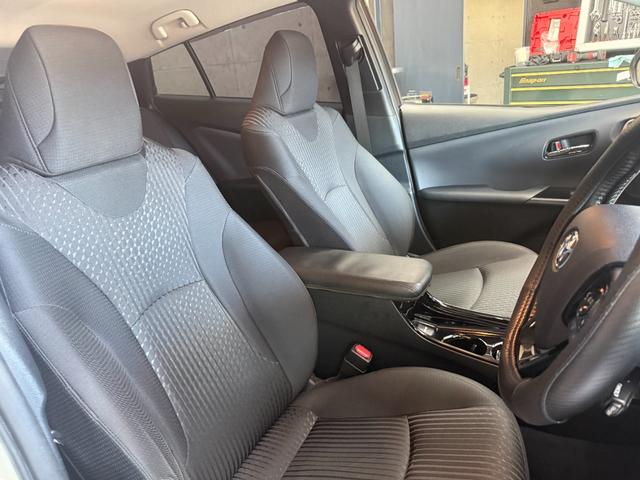 プリウス Ｓセーフティプラス　ツートーン　ツートンカラー・トヨタ純正９インチナビ・１７インチツーリングホイール・トヨタセーフティセンス・ドライブレコーダー・ＥＴＣ・テレビ・Ｂｌｕｅｔｏｏｔｈ・クルーズコントロール・バックカメラ・ＬＥＤヘッド（16枚目）