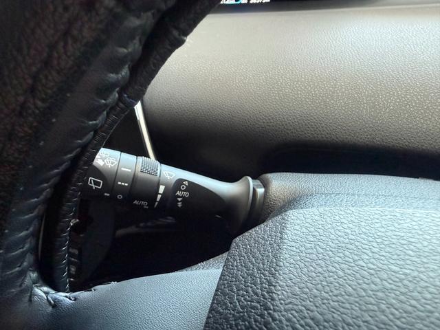 プリウス Ｓセーフティプラス　ツートーン　ツートンカラー・トヨタ純正９インチナビ・１７インチツーリングホイール・トヨタセーフティセンス・ドライブレコーダー・ＥＴＣ・テレビ・Ｂｌｕｅｔｏｏｔｈ・クルーズコントロール・バックカメラ・ＬＥＤヘッド（20枚目）