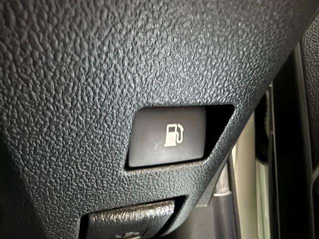 プリウス Ｓセーフティプラス　ツートーン　ツートンカラー・トヨタ純正９インチナビ・１７インチツーリングホイール・トヨタセーフティセンス・ドライブレコーダー・ＥＴＣ・テレビ・Ｂｌｕｅｔｏｏｔｈ・クルーズコントロール・バックカメラ・ＬＥＤヘッド（28枚目）