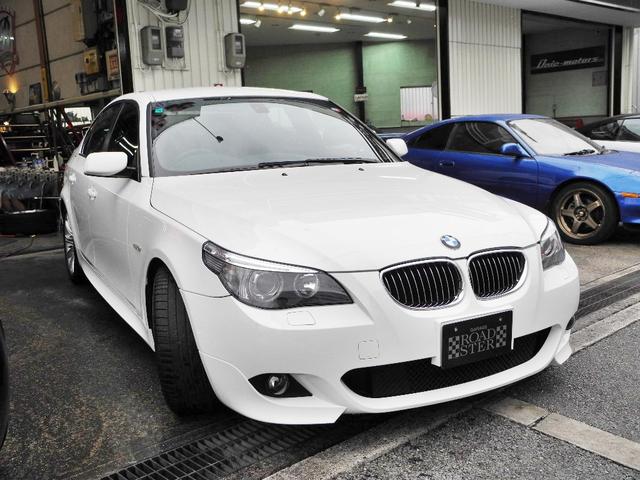 5シリーズ 525i Mスポーツパッケージ 屋内保管HDDマルチハーフレザーインテリアパワーシートETCHIDリアスポイラー禁煙車走行20000KM(3枚目)