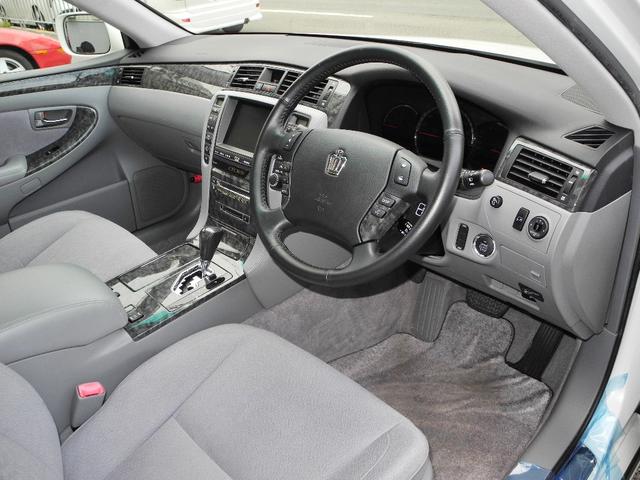 クラウン ロイヤルサルーン　屋内保管ＤＶＤマルチナビ地デジフルセグＴＶバックカメラＥＴＣパワーシート電動リアシェードＨＩＤダッシュボード新品交換済走行３９０００ＫＭ（6枚目）