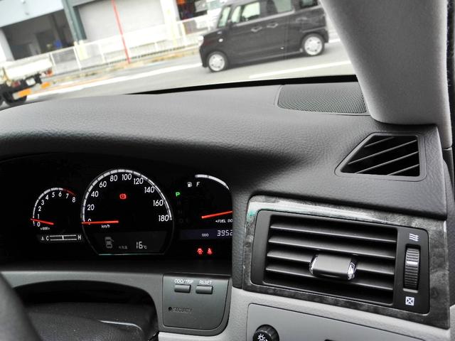 クラウン ロイヤルサルーン　屋内保管ＤＶＤマルチナビ地デジフルセグＴＶバックカメラＥＴＣパワーシート電動リアシェードＨＩＤダッシュボード新品交換済走行３９０００ＫＭ（17枚目）