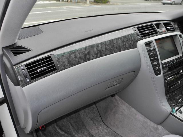 クラウン ロイヤルサルーン　屋内保管ＤＶＤマルチナビ地デジフルセグＴＶバックカメラＥＴＣパワーシート電動リアシェードＨＩＤダッシュボード新品交換済走行３９０００ＫＭ（18枚目）